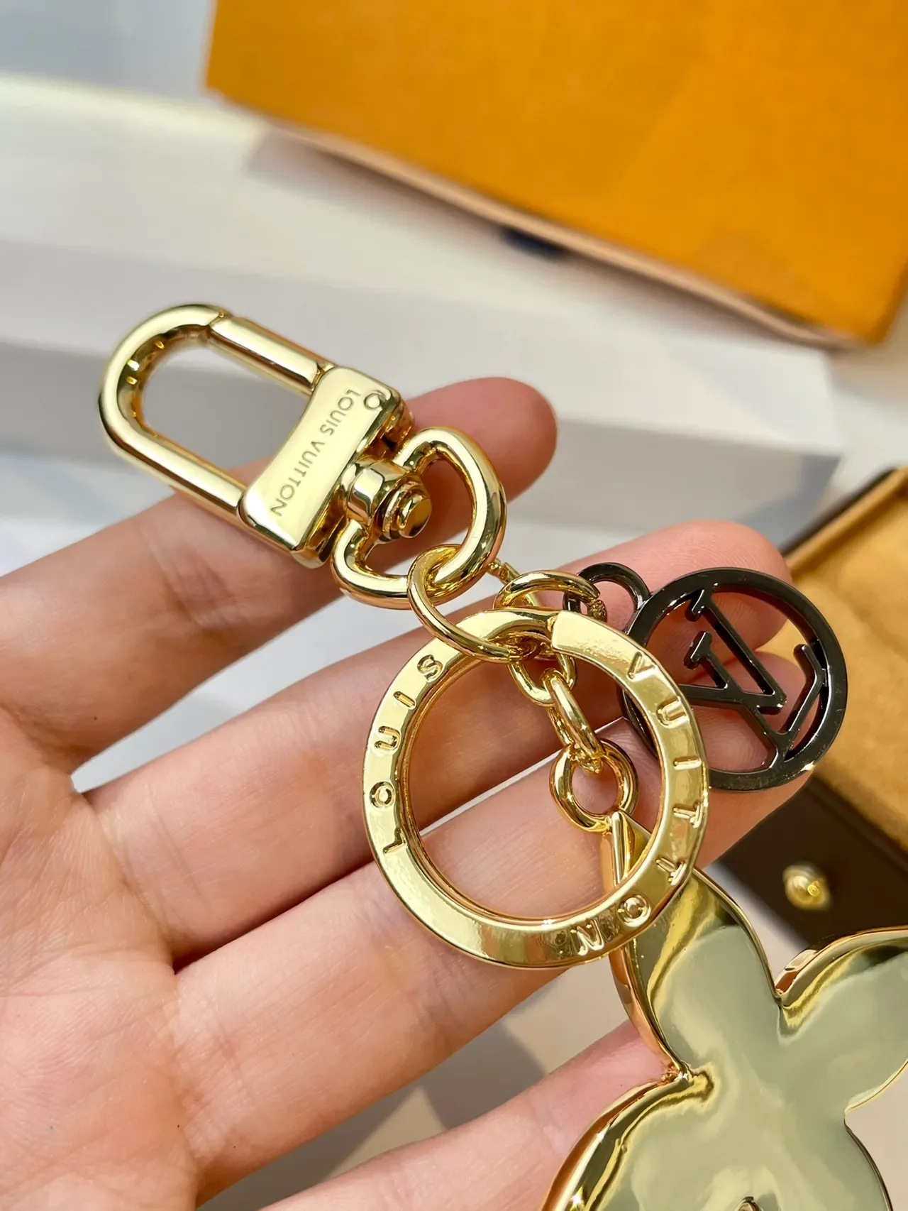 Louis Vuitton Pulsera Oro Negro Metal Pulido Esmalte Monograma 5