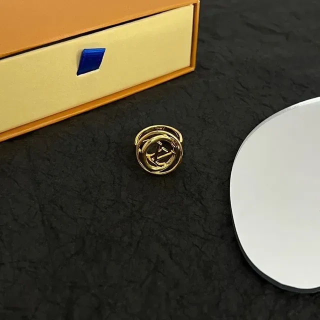 Louis Vuitton Gold Interlocking Loops Polished Ring 8
