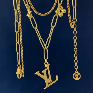 Colar com pingante Louis Vuitton Monogram em ouro