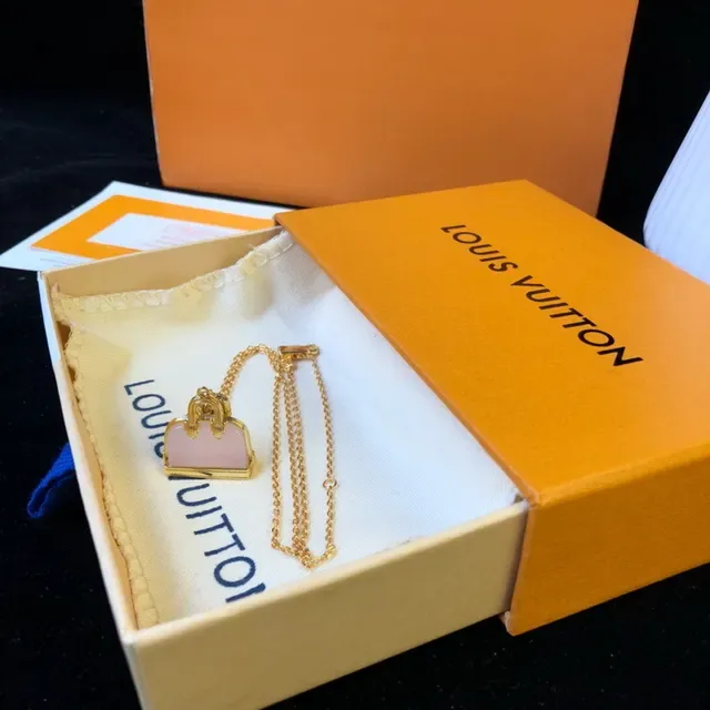 Louis Vuitton Collier Pendentif Sac Doré et Rose en Métal 3