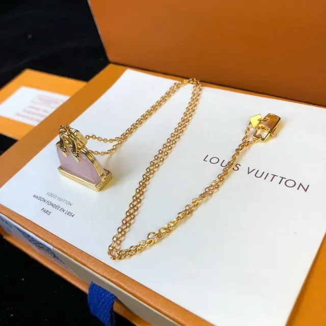 Louis Vuitton Collier Pendentif Sac Doré et Rose en Métal 5