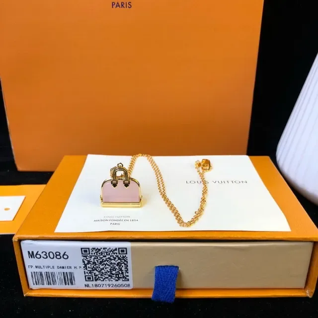Louis Vuitton Collier Pendentif Sac Doré et Rose en Métal 6