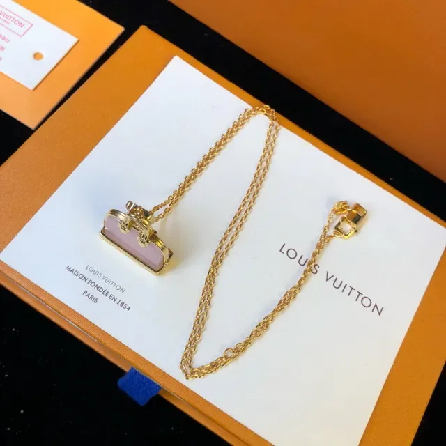 Louis Vuitton Collier Pendentif Sac Doré et Rose en Métal 7