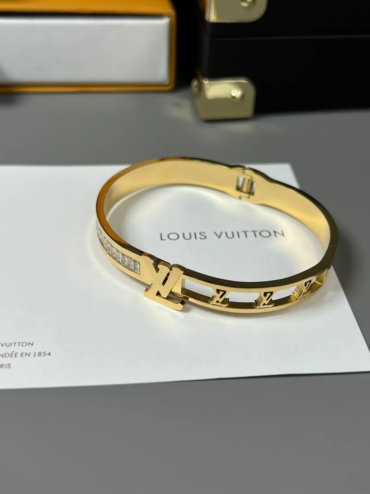 سوار لويس فيتون ذهبي LV مونوغرام كريستال باجيت 2
