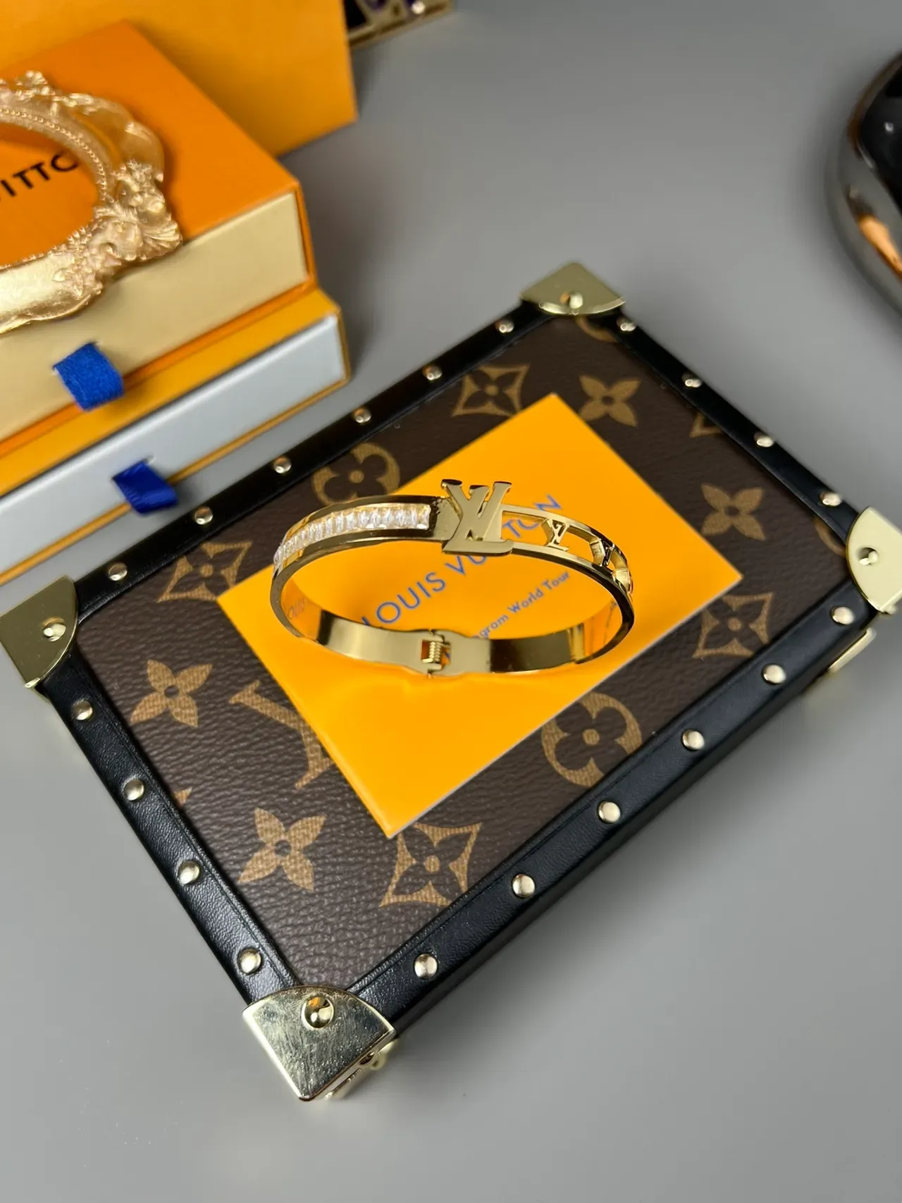 سوار لويس فيتون ذهبي LV مونوغرام كريستال باجيت 3