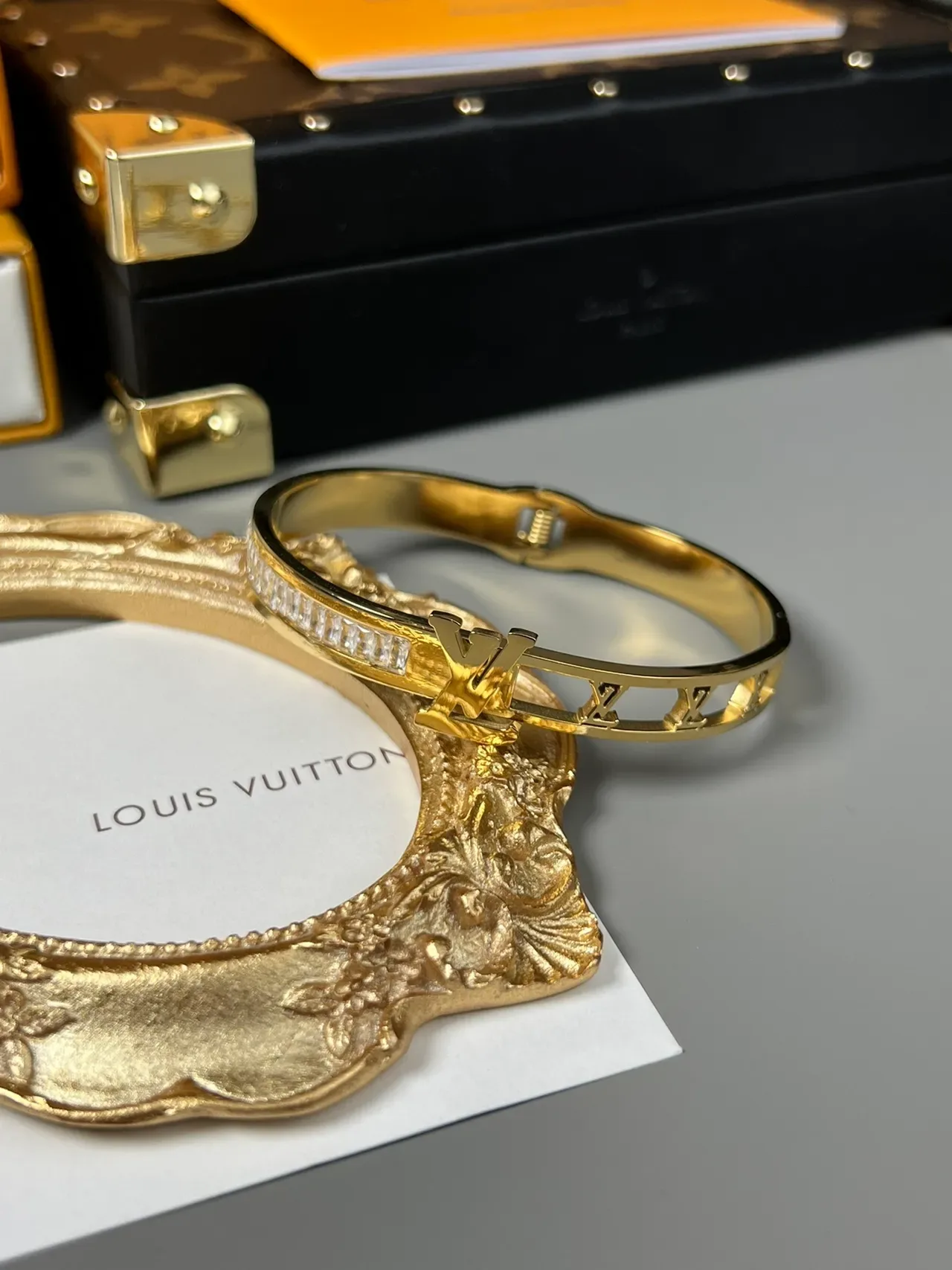 سوار لويس فيتون ذهبي LV مونوغرام كريستال باجيت 5