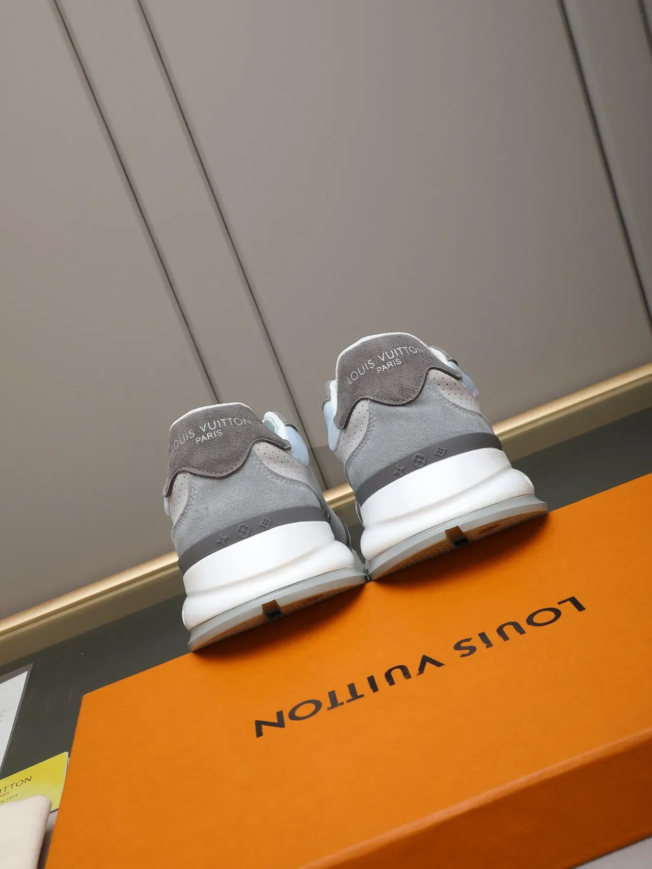 Louis Vuitton Sneakers Lifestyle Gris Bleu Cuir Perforé Overlays Daim 3