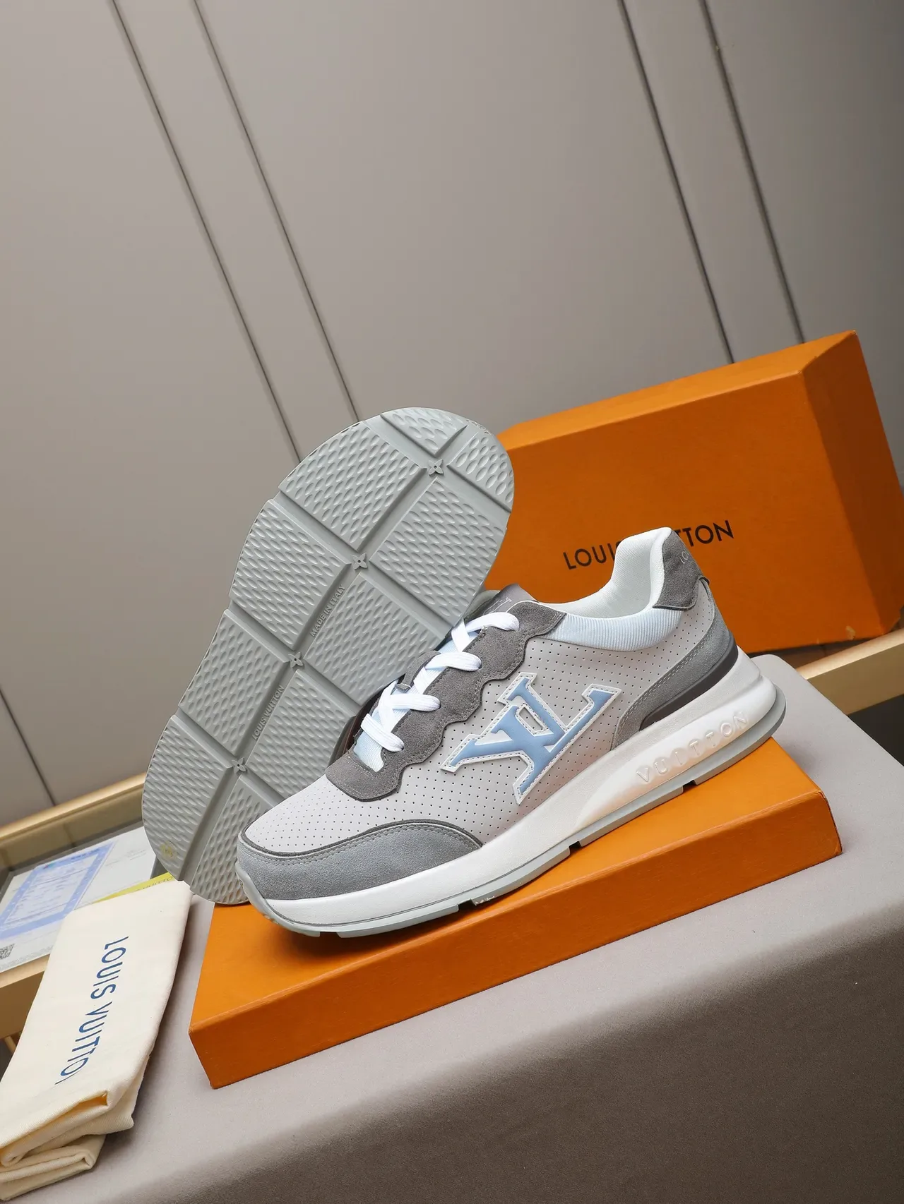 Louis Vuitton Sneakers Lifestyle Gris Bleu Cuir Perforé Overlays Daim 4