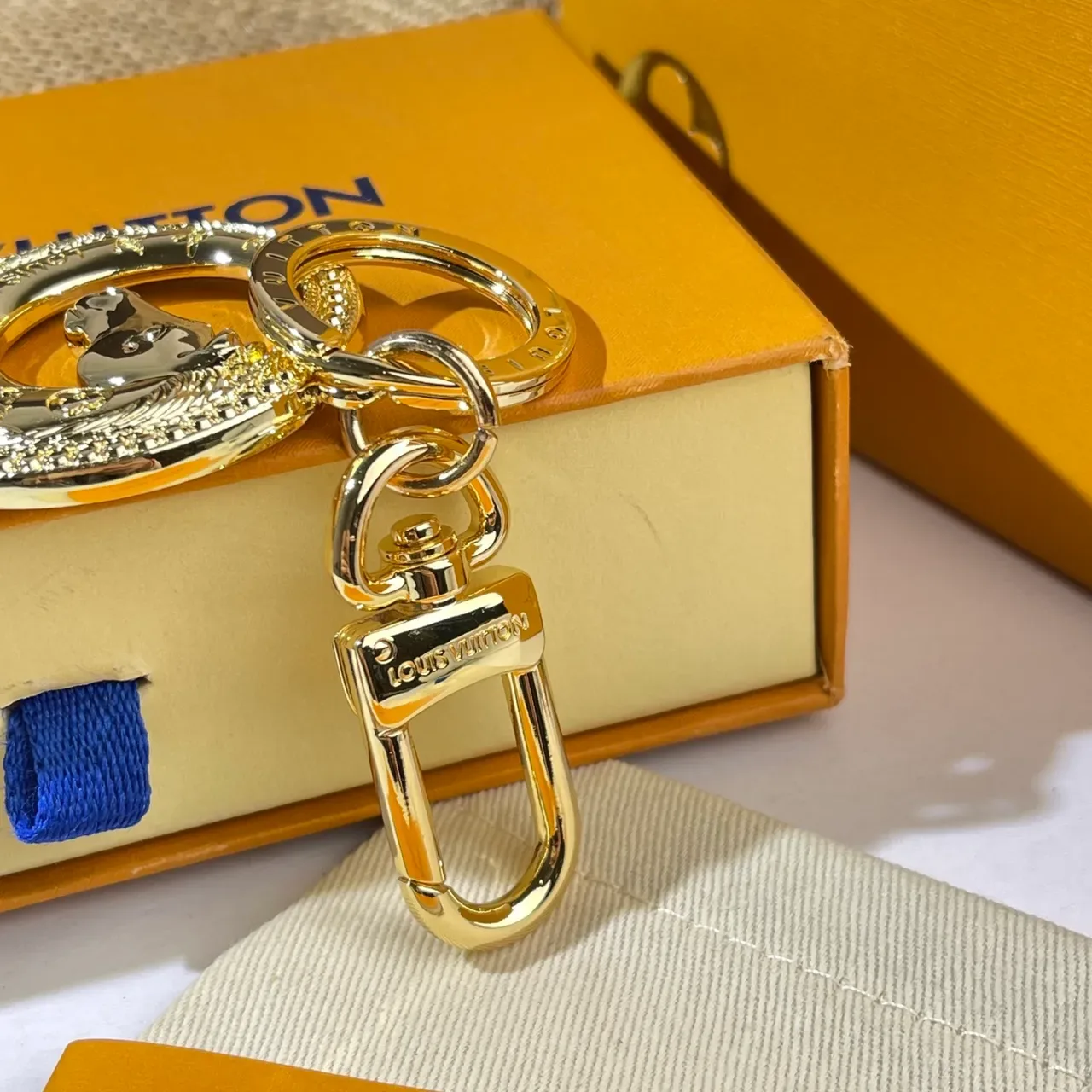 Bracelet Louis Vuitton Cheval Charm Or Bleu Métal Motif Tête 3