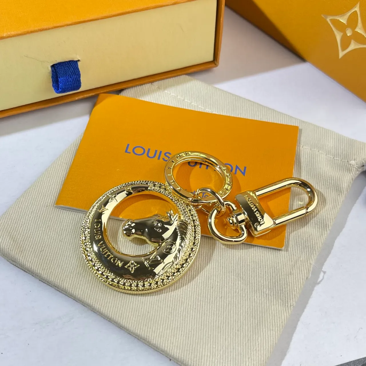 Bracelet Louis Vuitton Cheval Charm Or Bleu Métal Motif Tête 4