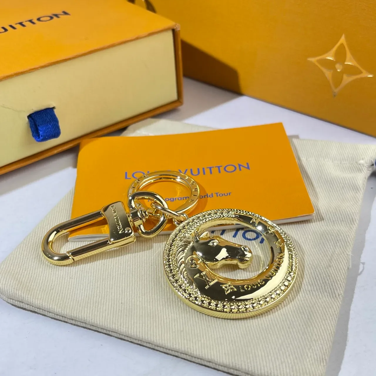 Bracelet Louis Vuitton Cheval Charm Or Bleu Métal Motif Tête 5