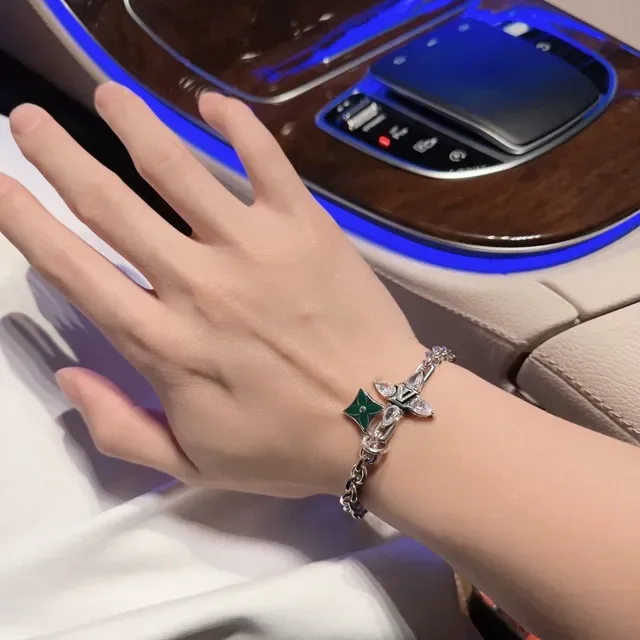 Pulsera Louis Vuitton Iconica Charme Plata Verde Cadena Curb Gruesa LV Monogram Cruz Pulsera 2