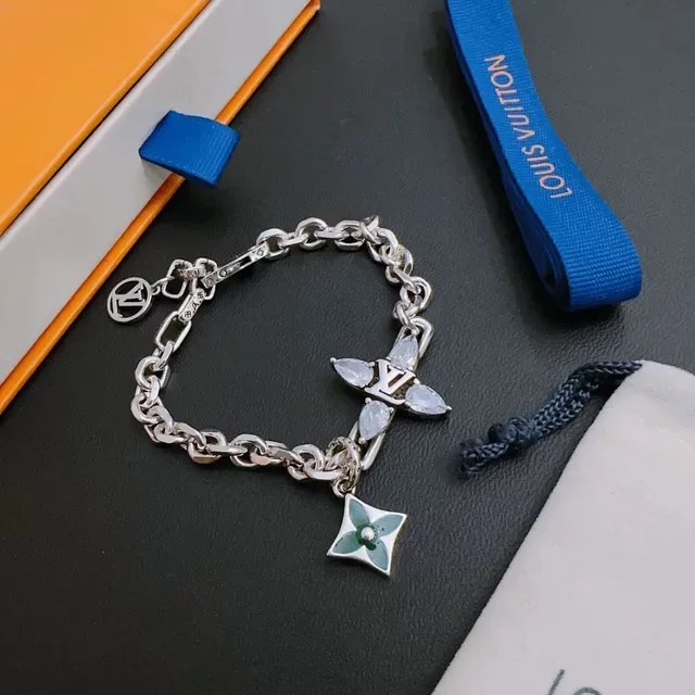 Pulsera Louis Vuitton Iconica Charme Plata Verde Cadena Curb Gruesa LV Monogram Cruz Pulsera 3