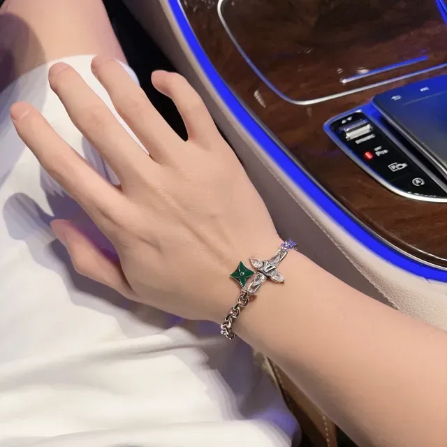 Pulsera Louis Vuitton Iconica Charme Plata Verde Cadena Curb Gruesa LV Monogram Cruz Pulsera 4