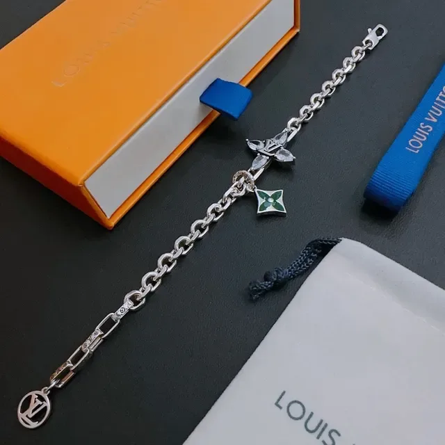 Pulsera Louis Vuitton Iconica Charme Plata Verde Cadena Curb Gruesa LV Monogram Cruz Pulsera 5