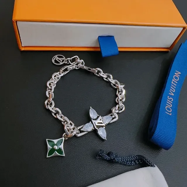 Pulsera Louis Vuitton Iconica Charme Plata Verde Cadena Curb Gruesa LV Monogram Cruz Pulsera 9