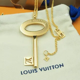 Louis Vuitton Colar com pingente de chave dourado