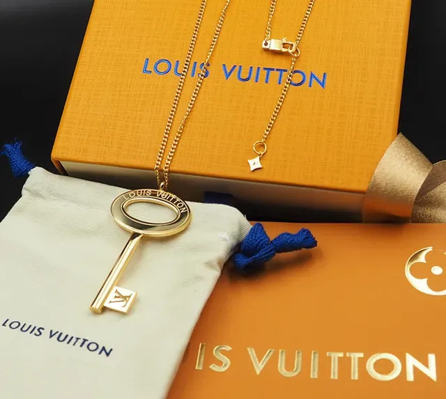 Louis Vuitton Colar com pingente de chave dourado 2