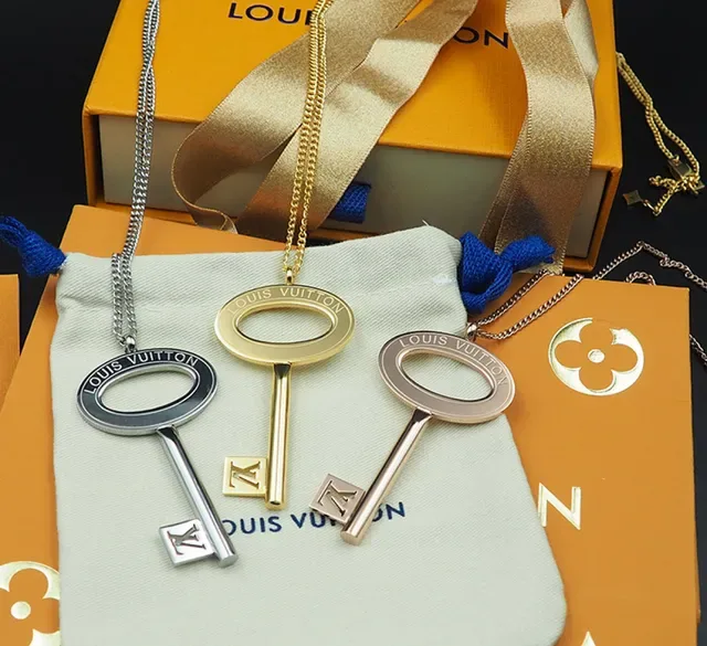 Louis Vuitton Colar com pingente de chave dourado 3