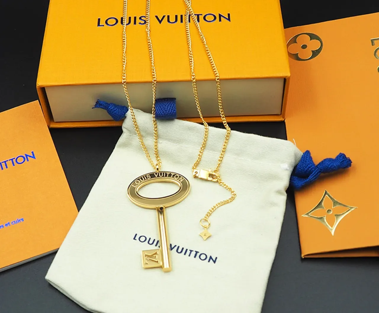 Louis Vuitton Colar com pingente de chave dourado 4