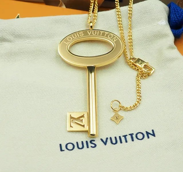 Louis Vuitton Colar com pingente de chave dourado 5