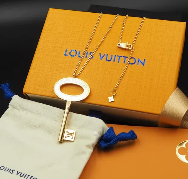 Louis Vuitton Colar com pingente de chave dourado 7