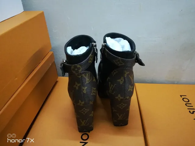 Louis Vuitton Le Cagole 黑色皮革踝靴 3