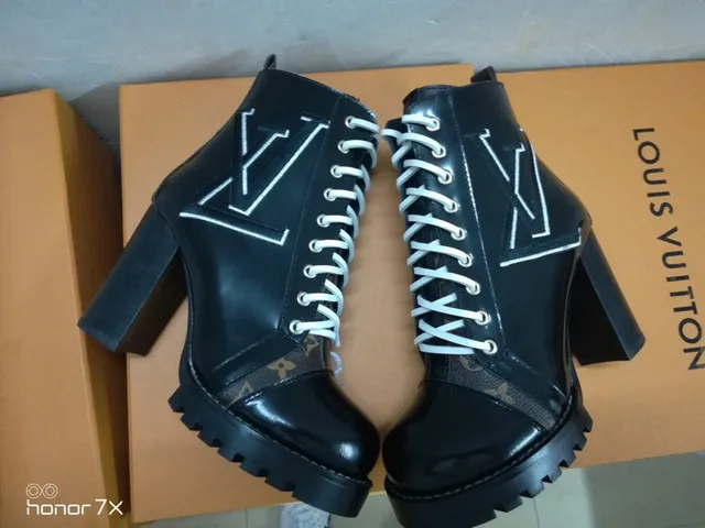 Louis Vuitton Le Cagole काली पेटेंट चमड़ी लेस-अप एंक्ल बूट 7