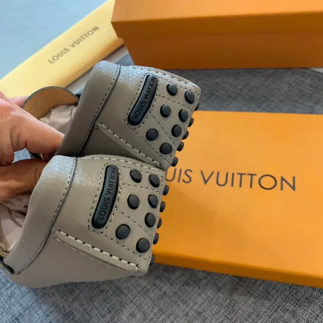 Louis Vuitton Mocassin Gris Noir Cuir Métal Boucle LV Sangle Mocassim 2