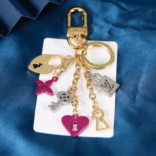 Louis Vuitton Lock Me Oro Rosa Multi-Charms Esmaltado Pulsera