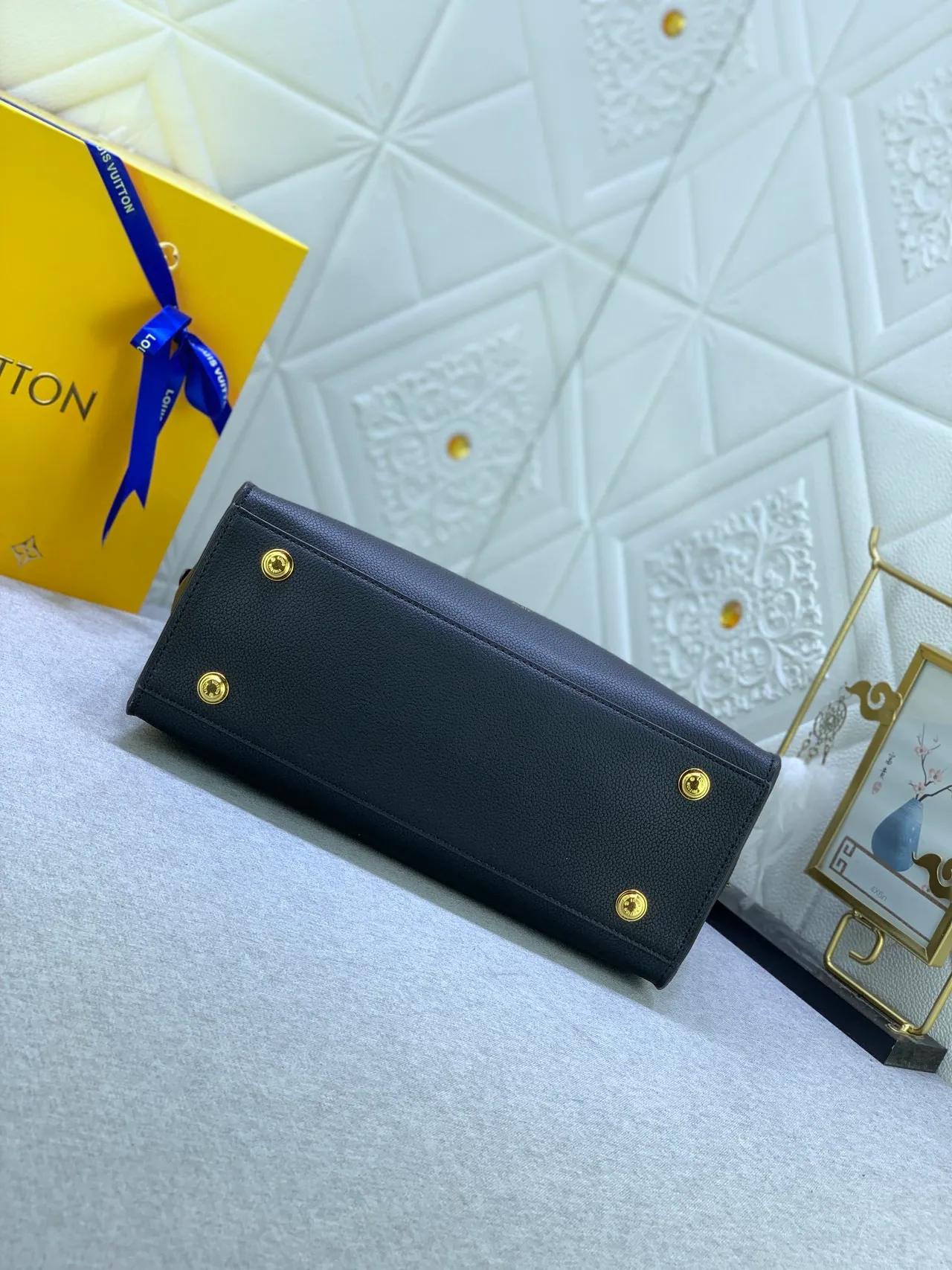 لويس فيتون Lockme Tote حقيبة توت سوداء من جلد بحبيبات بيد علوية 4