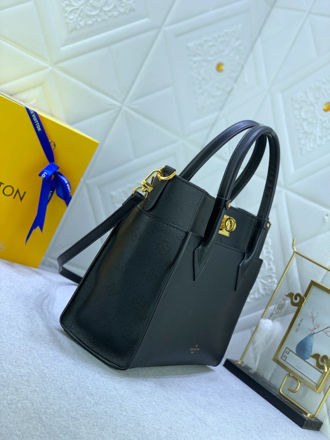 لويس فيتون Lockme Tote حقيبة توت سوداء من جلد بحبيبات بيد علوية 5