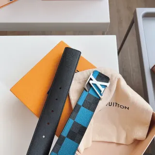 Louis Vuitton LV Cinto com fivela twist buckle preto e azul xadrez de couro