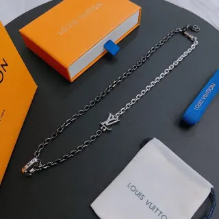 Colar Corrente Louis Vuitton LV Prata Preto Curb Interlocking Monogram Pendant