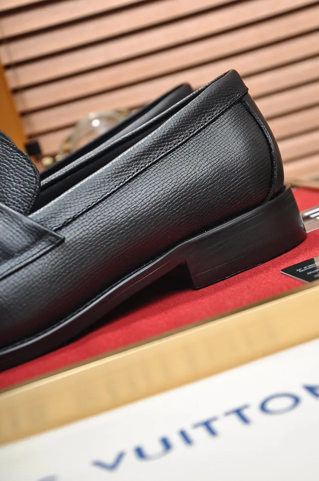 Louis Vuitton LV loafers noirs cuir grainé boucle métallique loafers 2