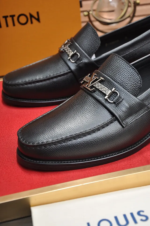 Louis Vuitton LV loafers noirs cuir grainé boucle métallique loafers 3