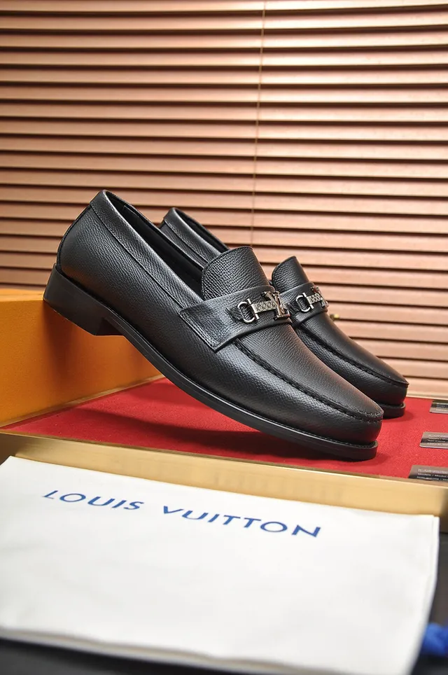 Louis Vuitton LV loafers noirs cuir grainé boucle métallique loafers 4