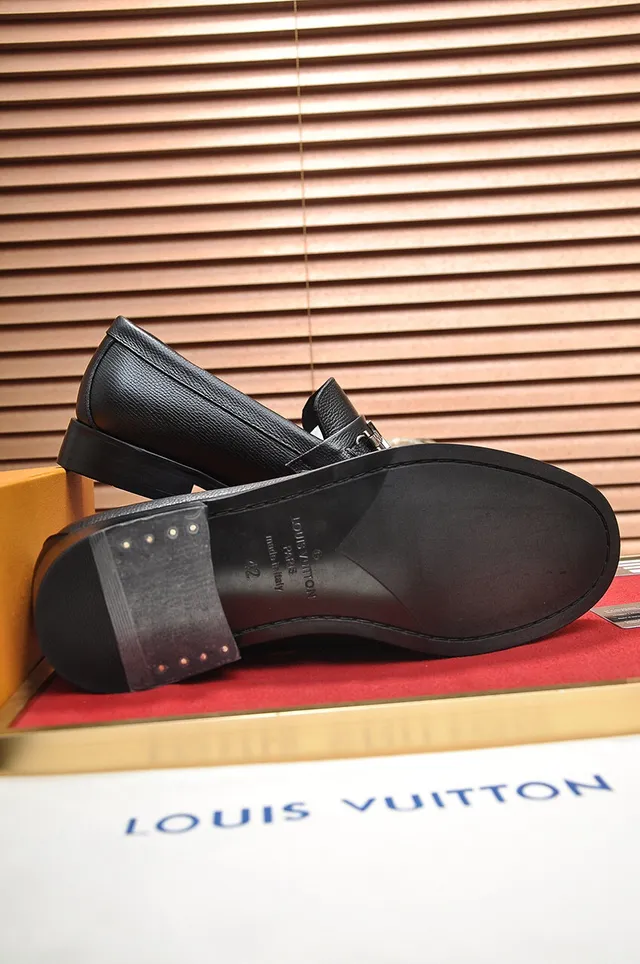 Louis Vuitton LV loafers noirs cuir grainé boucle métallique loafers 5
