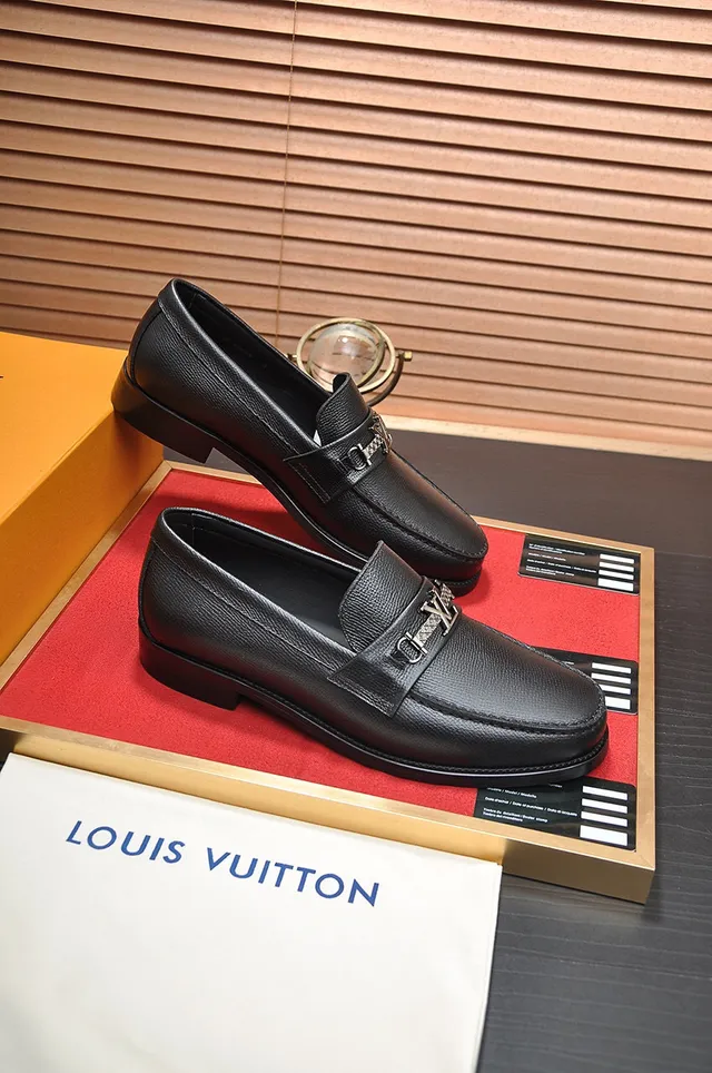 Louis Vuitton LV loafers noirs cuir grainé boucle métallique loafers 6