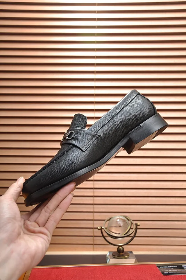 Louis Vuitton LV loafers noirs cuir grainé boucle métallique loafers 7
