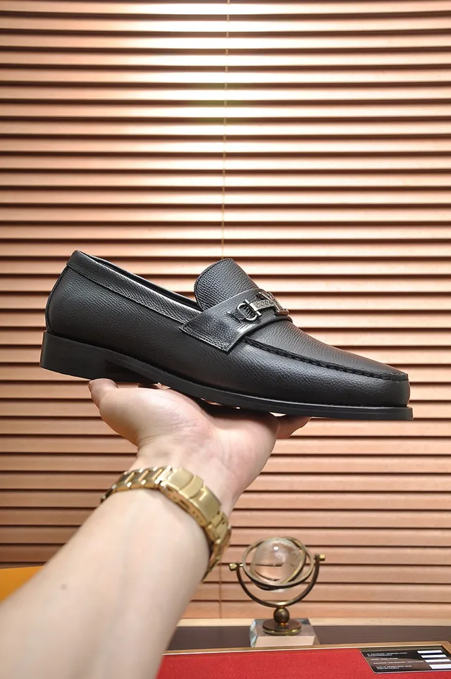 Louis Vuitton LV loafers noirs cuir grainé boucle métallique loafers 8