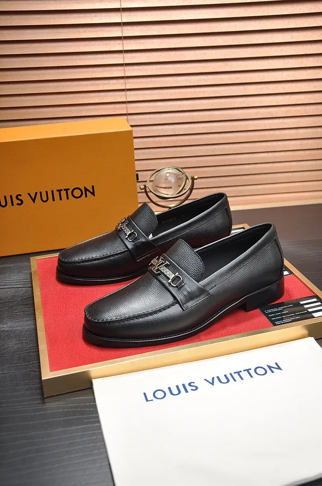 Louis Vuitton LV loafers noirs cuir grainé boucle métallique loafers 9