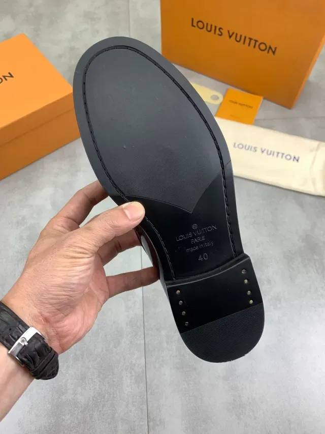 Louis Vuitton LV Moc Winged Buckle Mocassins Cuir Patent Noir 2