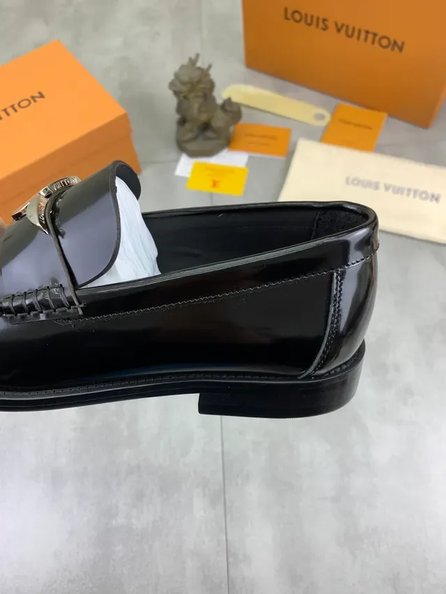 Louis Vuitton LV Moc Winged Buckle Mocassins Cuir Patent Noir 4