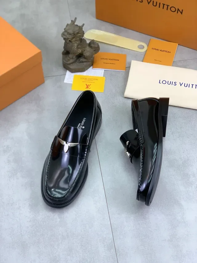 Louis Vuitton LV Moc Winged Buckle Mocassins Cuir Patent Noir 5