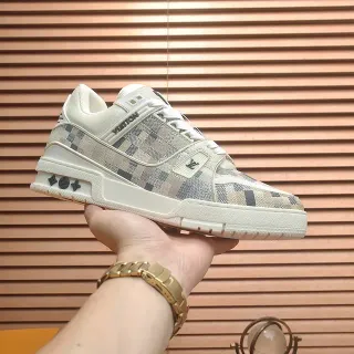 Louis Vuitton LV Trainer Beige y Gris Monograma Lona Superior Suela Chunky Sculpted Sole Lifestyle Sneakers