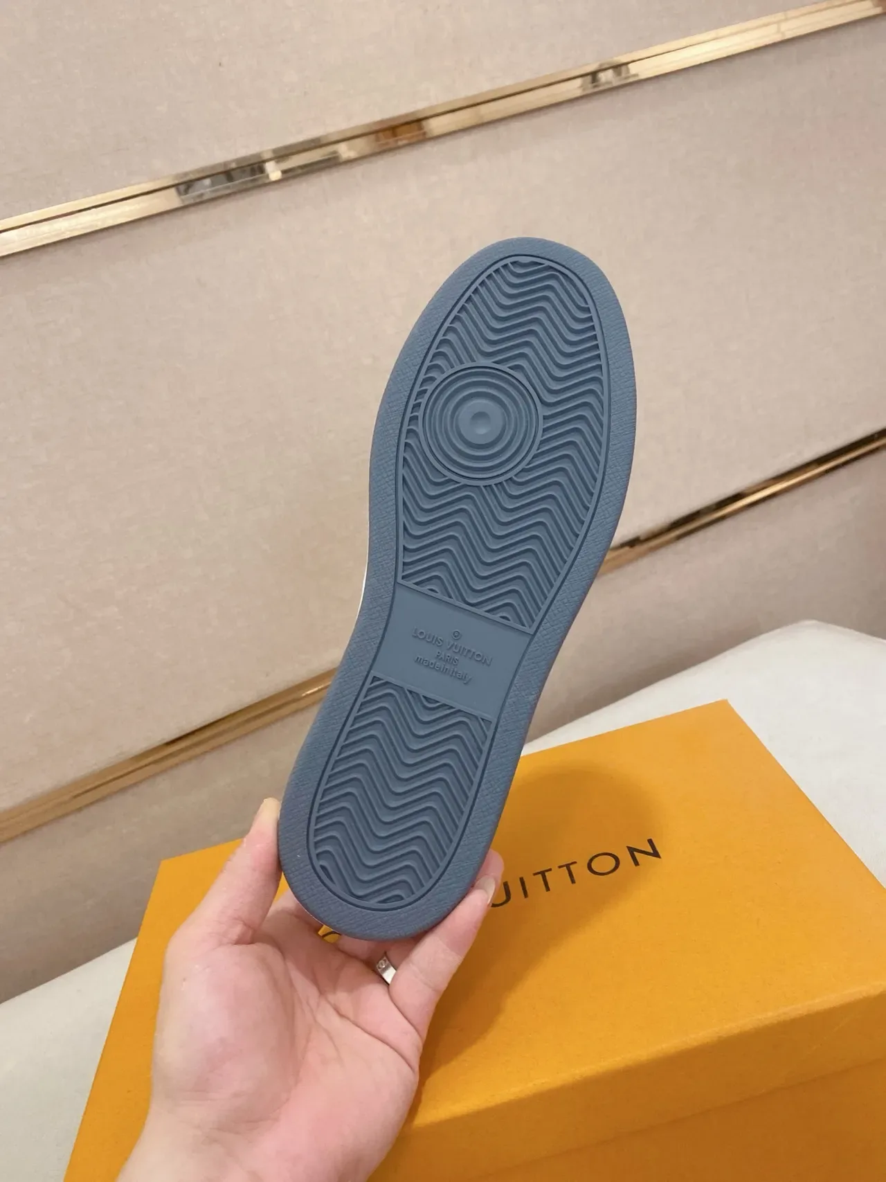 Louis Vuitton LV Trainer Beige Navy Perfurado Grade de Diamante Superior Etiqueta de Calcanhar Contraste Tênis Estilo de Vida 2