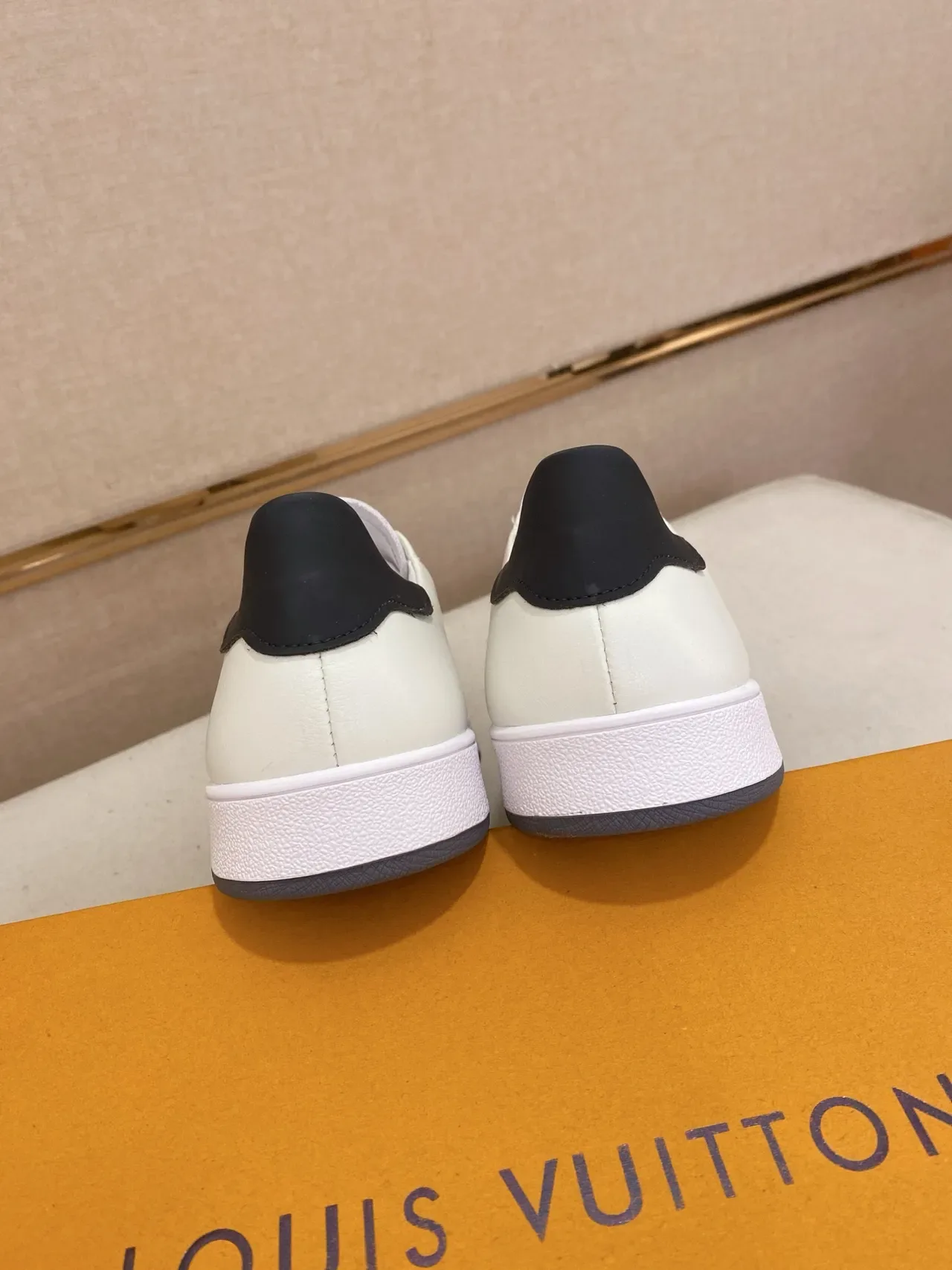 Louis Vuitton LV Trainer Beige Navy Perfurado Grade de Diamante Superior Etiqueta de Calcanhar Contraste Tênis Estilo de Vida 3
