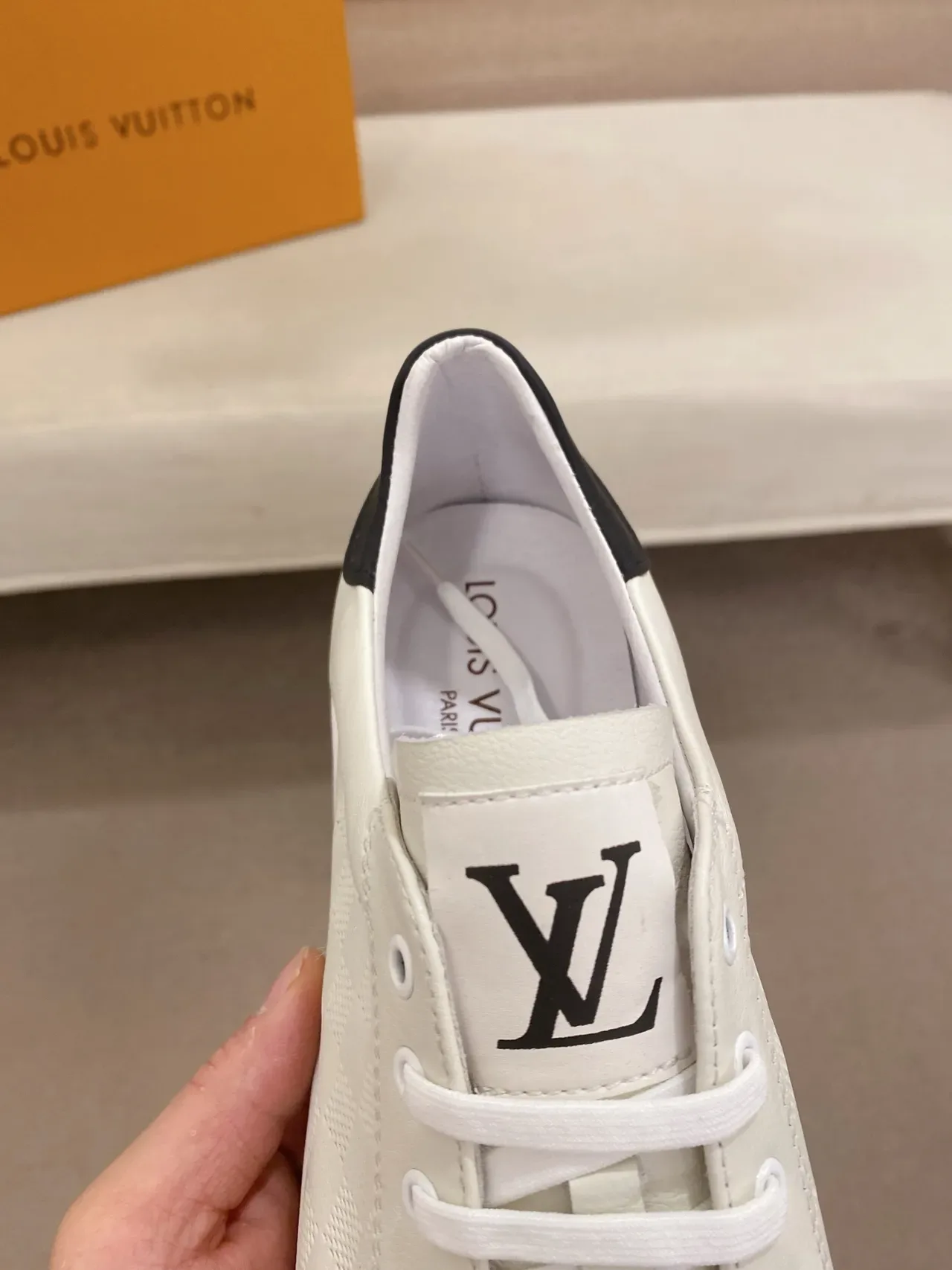 Louis Vuitton LV Trainer Beige Navy Perfurado Grade de Diamante Superior Etiqueta de Calcanhar Contraste Tênis Estilo de Vida 4