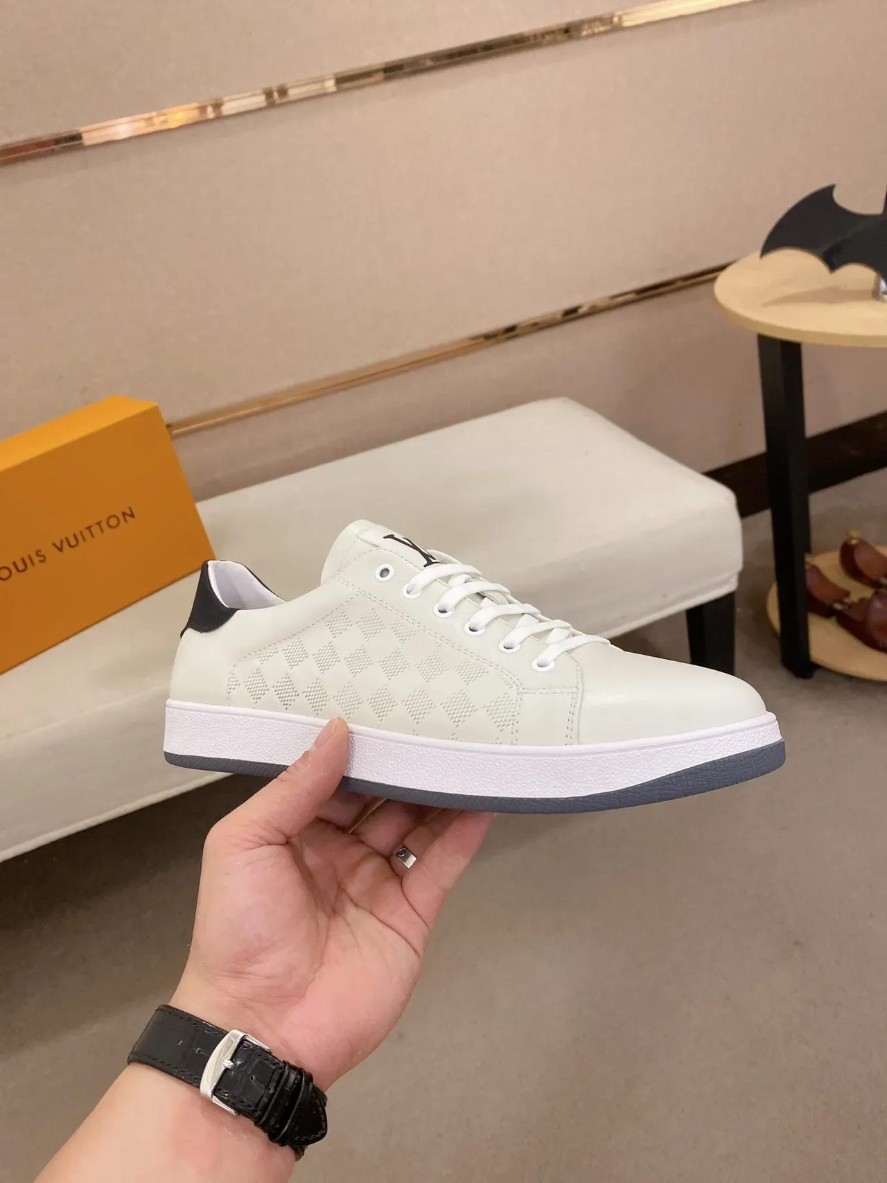 Louis Vuitton LV Trainer Beige Navy Perfurado Grade de Diamante Superior Etiqueta de Calcanhar Contraste Tênis Estilo de Vida 5